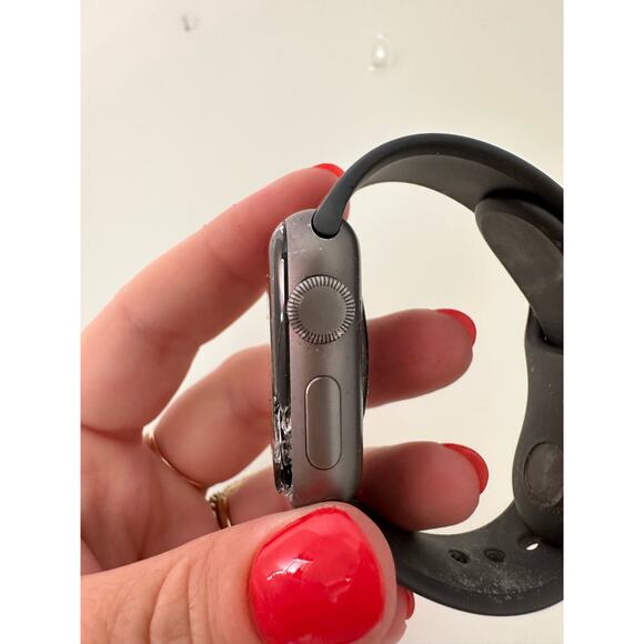 Apple Watch Series 3 38mm Black S/M GPS Fitness Cracked Glass Face Rubber Band - Picture 3 of 7